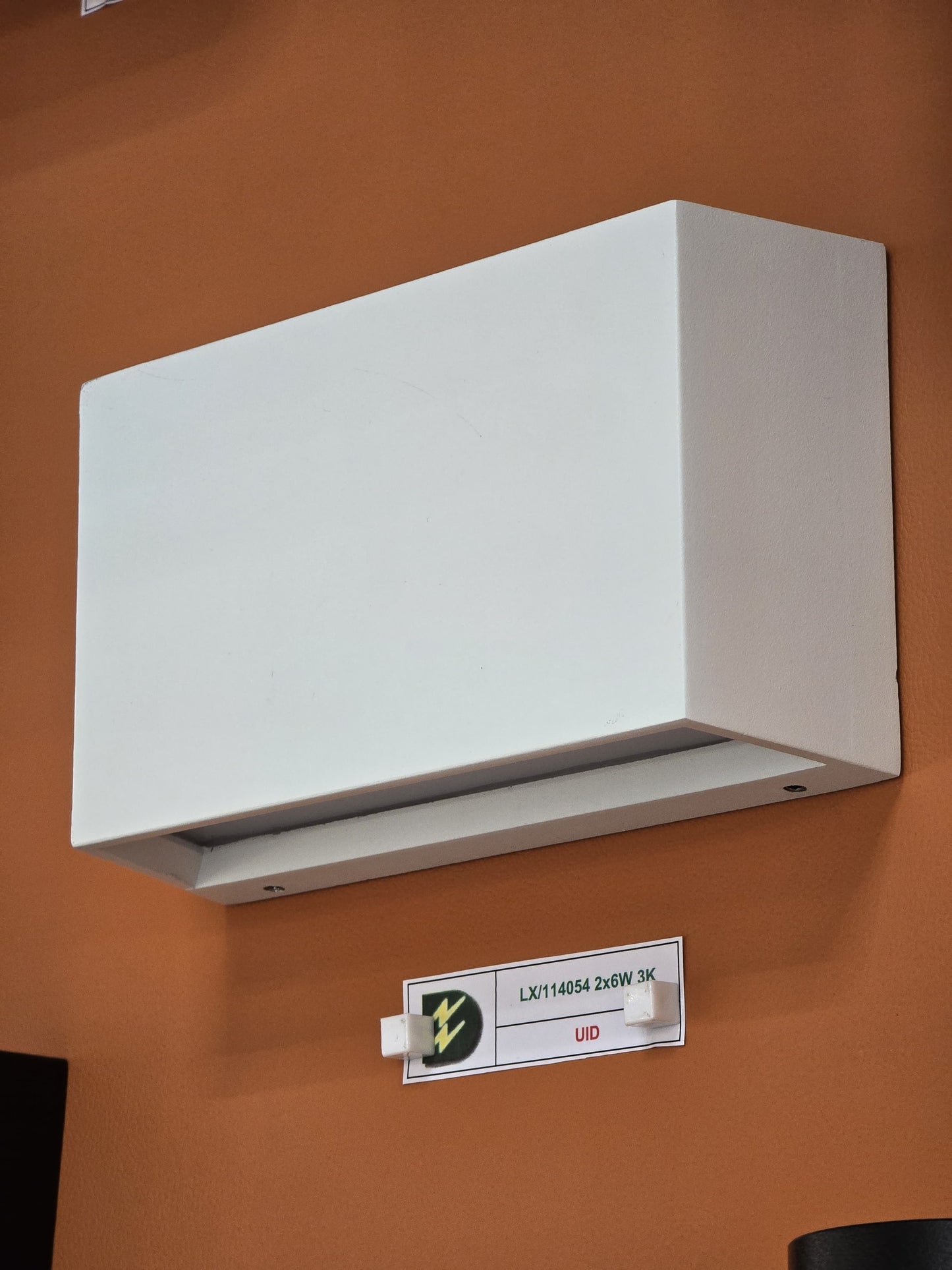 LX/114054 | مصباح لوماكس LED للأعلى والأسفل، 2*6 واط - أبيض مطفي 3K
