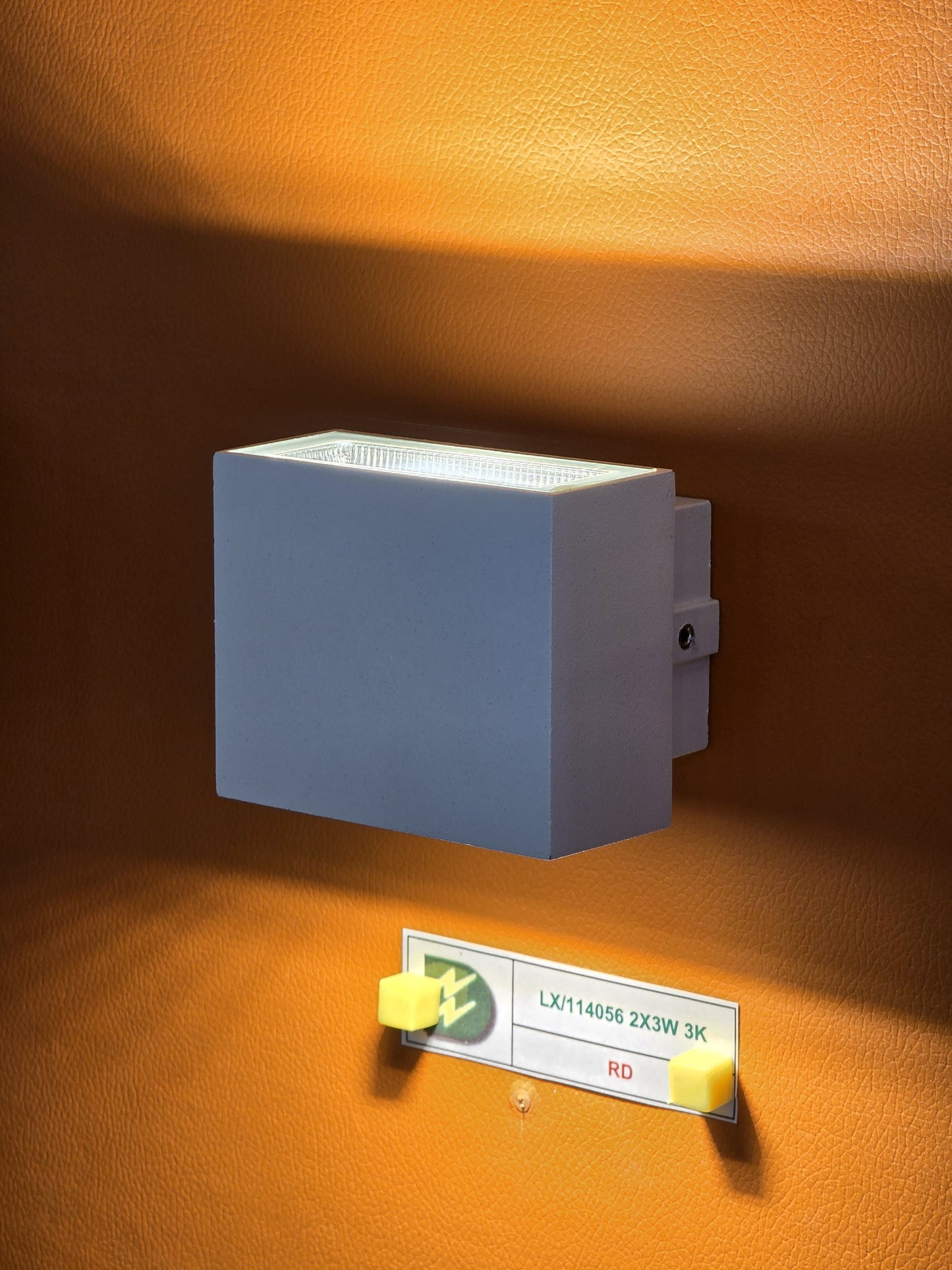 LX/114056 | مصباح لوماكس للأعلى والأسفل IP65 LED 2*3 واط - أبيض مطفي 3K