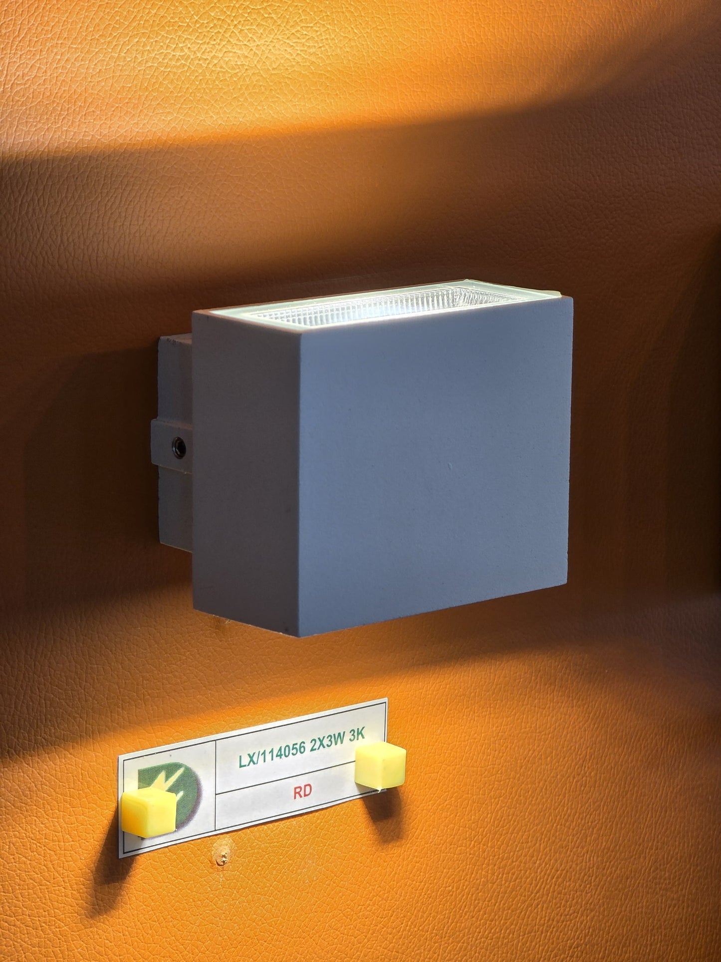 LX/114056 | مصباح لوماكس للأعلى والأسفل IP65 LED 2*3 واط - أبيض مطفي 3K